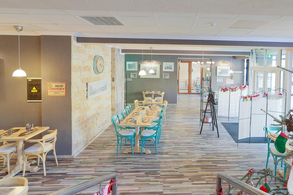 Artmotel & Bistro Хацег Екстер'єр фото
