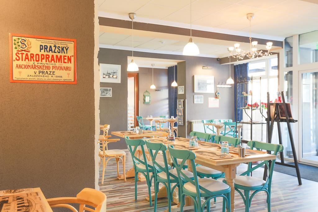 Artmotel & Bistro Хацег Екстер'єр фото