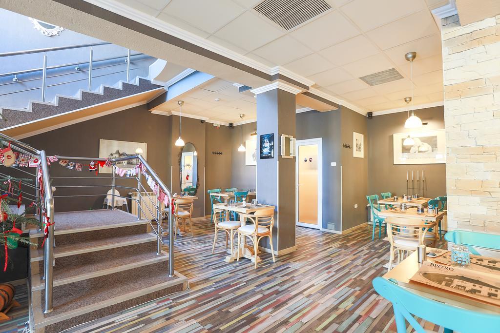 Artmotel & Bistro Хацег Екстер'єр фото