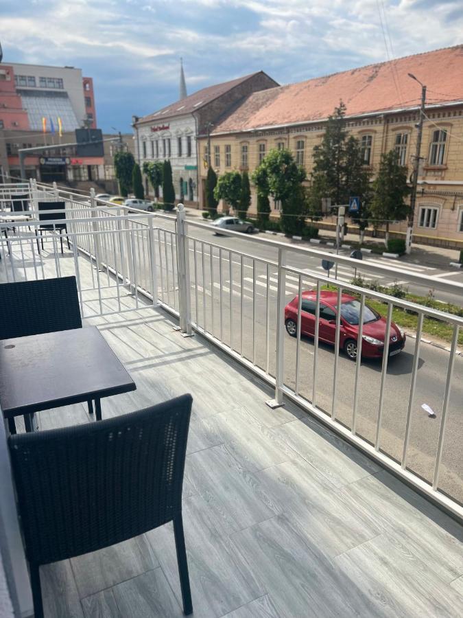 Artmotel & Bistro Хацег Екстер'єр фото