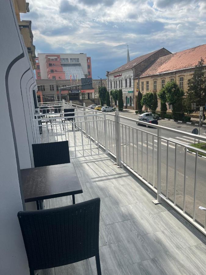 Artmotel & Bistro Хацег Екстер'єр фото