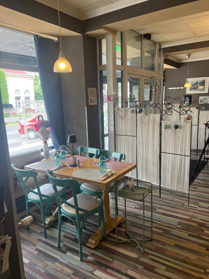 Artmotel & Bistro Хацег Екстер'єр фото