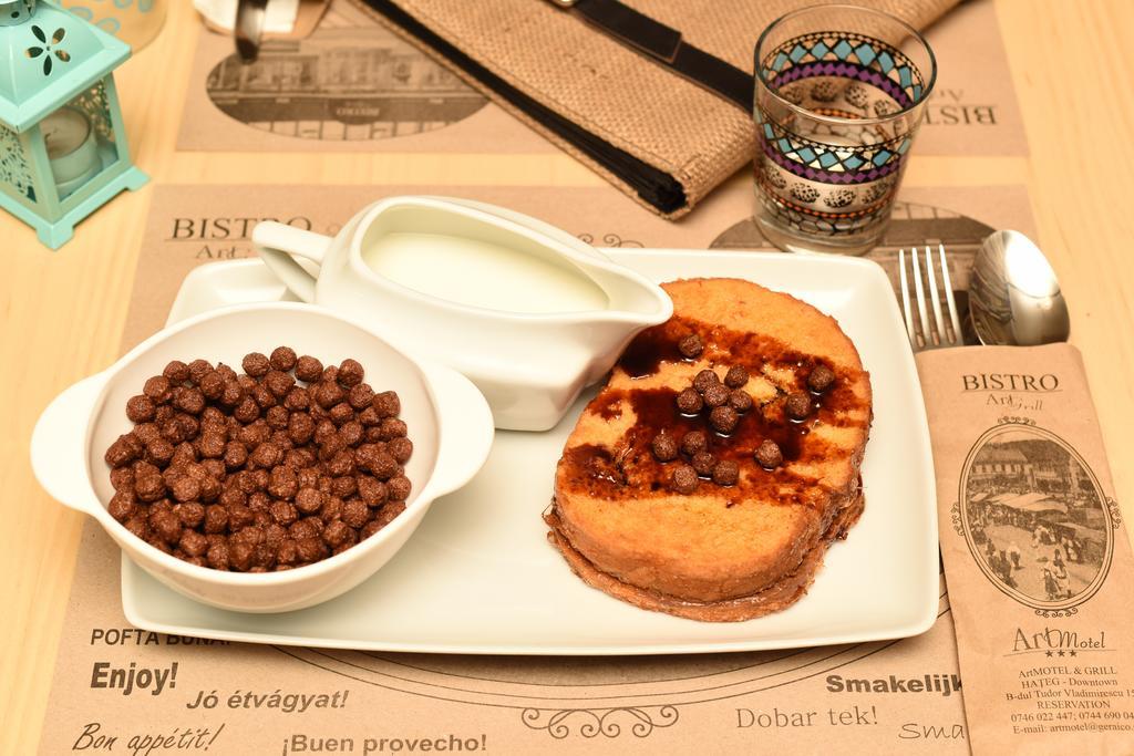 Artmotel & Bistro Хацег Екстер'єр фото