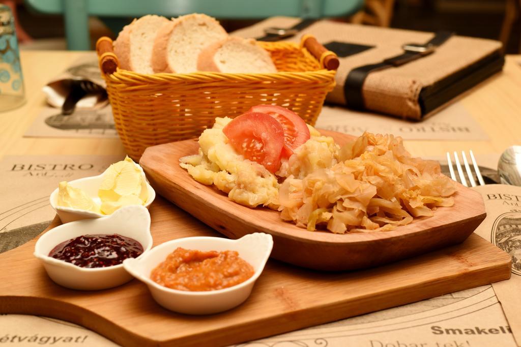 Artmotel & Bistro Хацег Екстер'єр фото
